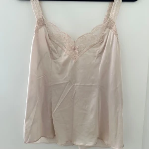 Ljusrosa vintage linne - Ljusrosa vintage satin linne köpt på beyond retro, vet inte storleken men passar m s och xs