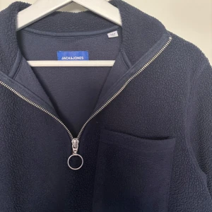 Jack & Jones Fleece Halfzip - Fleece halfzip i storlek S från Jack & Jones. Avvänd, men i bra skick. Skriv vid funderingar/frågor!