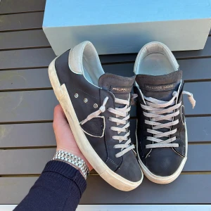 Philippe model skor - Säljer dessa extremt snygga philippe model skor. Navy blå, size 40. Skick 8,5/10. Vad ingår? Box! Hör av dig vid minsta fundering!🤩