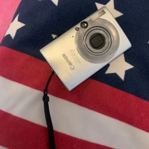 Canon kamera  - Säljer min använda Canon kamera som är på bra skick, kommer med laddare 💕🥰