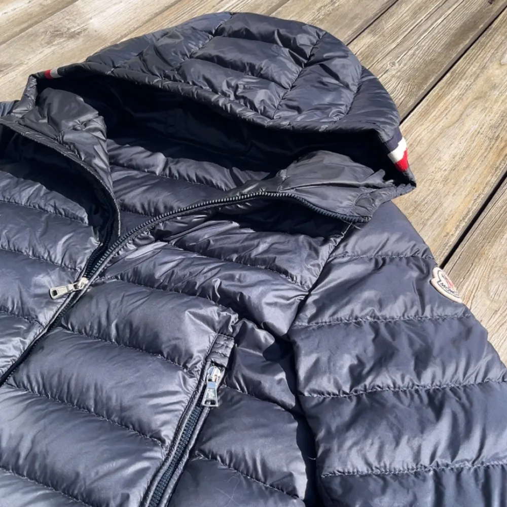 Tjena säljer denna feta moncler jacka som passar nu till våren den är i storlek XS och väldigt bra skick och såklart äkta hör av dig vid minsta fråga och går ner i pris vid snabb affär. Takit.