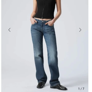 Blå bootcut jeans - Säljer ett par fina jeans från weekday💓 dom är i bra skick, skriv privat för fler bilder💓 nypris: 590, säljer för 250