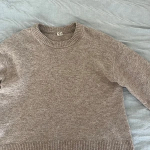 Ulltröja stickad arket - Säljer min super snygga & mjuka ulltröja från arket. Den är i storlek xs i beige färg. Smått uttöjt under ärmarna, inget man lägger märke till eller som påverkar passformen. Tröjan är i mycket bra skick!