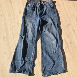 Blå wide jeans - Snygga blå jeans med en avslappnad wide passform. Perfekta för en trendig look. 
