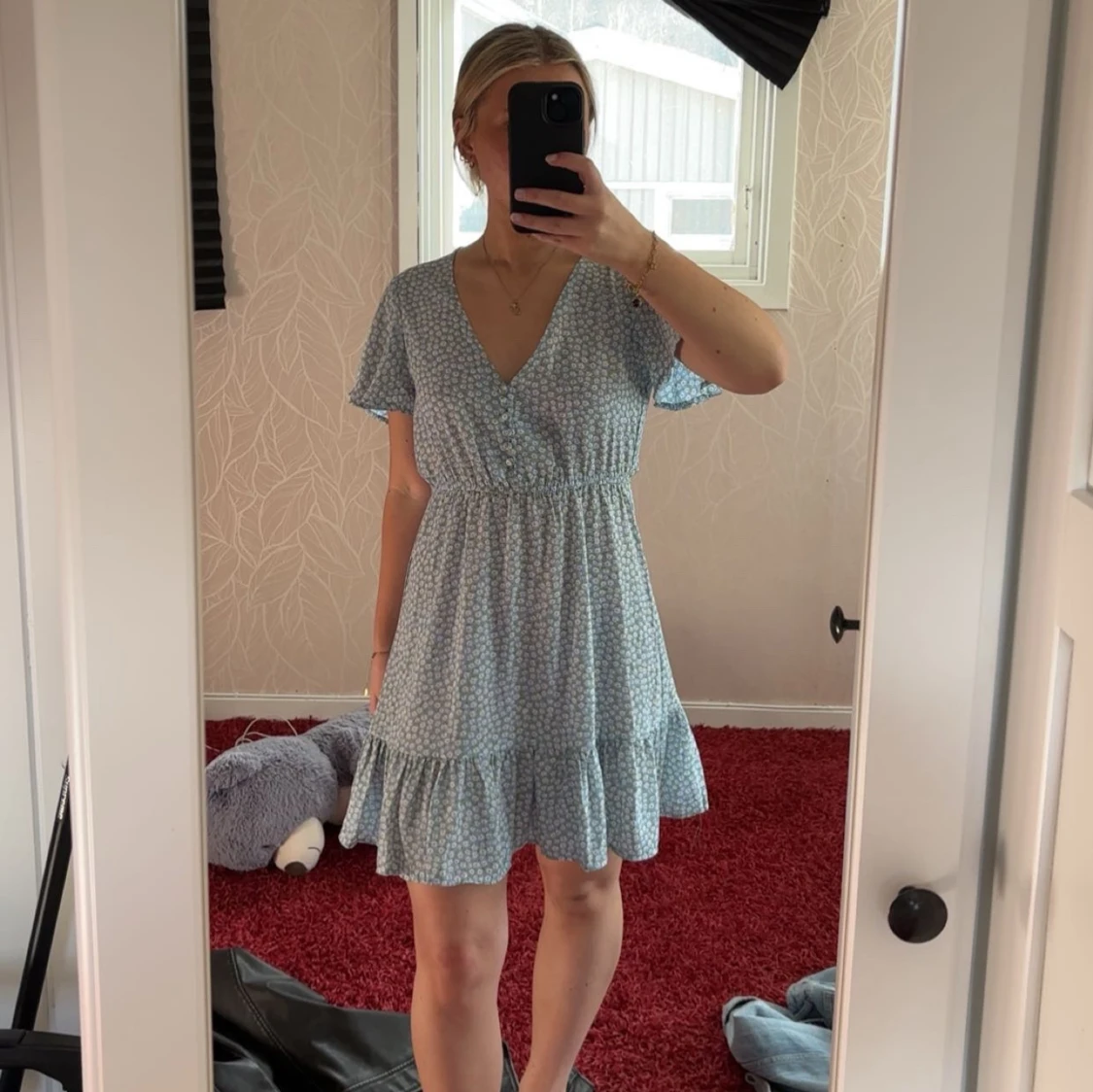 Ljusblå blommig klänning