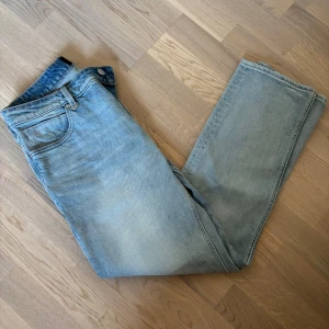 NEUW jeans stockholm - Säljer ett par klassiska ljusblå jeansbyxor från NEUW. De har en rak passform och är perfekta för en avslappnad stil. Nytt pris är 1699kr. Jensen är aldrig andvända och ligger bara i garderoben, pris kan diskuteras!