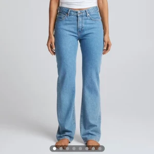 Lågmidjade jeans - Jeans från Bikbok som har låg midja och storlek 27/32, de är supersköna! Enda defekten är nere vid byxbenet (se bild) som jag har trampat lite på ❤️ Jeansen jag säljer är exakt samma som på första bilden det är bara mitt ljus som är dåligt, modellen heter Low Straight i färgen 550 (den som visas på bilen från deras hemsida) 🫶🏼Det är bara ställa frågor om du har några 🥰