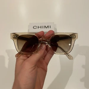 Chimi 04 solglasögon  - Tjena, säljer nu mina beige solglasögon från Chimi. Skriv gärna om ni har några funderingar🤩💭