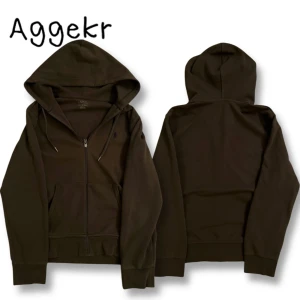 Mörkgrön hoodie från Ralph Lauren - Säljer en stilren Mörkgrön hoodie från Ralph Lauren med dragkedja och huva. Tröjan har långa ärmar och en diskret logga på bröstet. Perfekt för en avslappnad look.