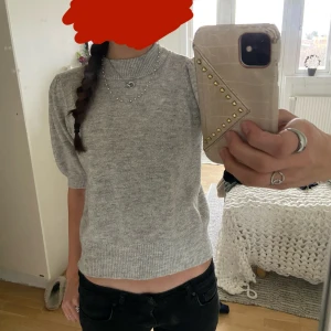 Grå stickad kortärmad tröja - Jättefin tröja som är använd några gånger men det syns inte. Perfekt nu till våren när den inte är för kall eller för varm💕