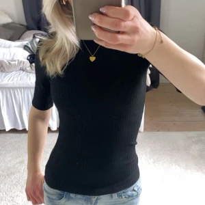 Svart ribbad topp från 157 - Snygg svart ribbad topp från 157 med korta ärmar💕💕