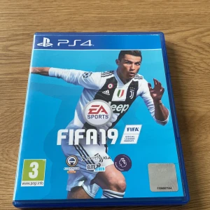 FIFA 19 för PS4 - Säljer FIFA 19 till PS4. Spelet erbjuder en realistisk fotbollsupplevelse med officiella ligor och turneringar som UEFA Champions League. Perfekt för fotbollsfans som vill uppleva spänningen på planen direkt från soffan.