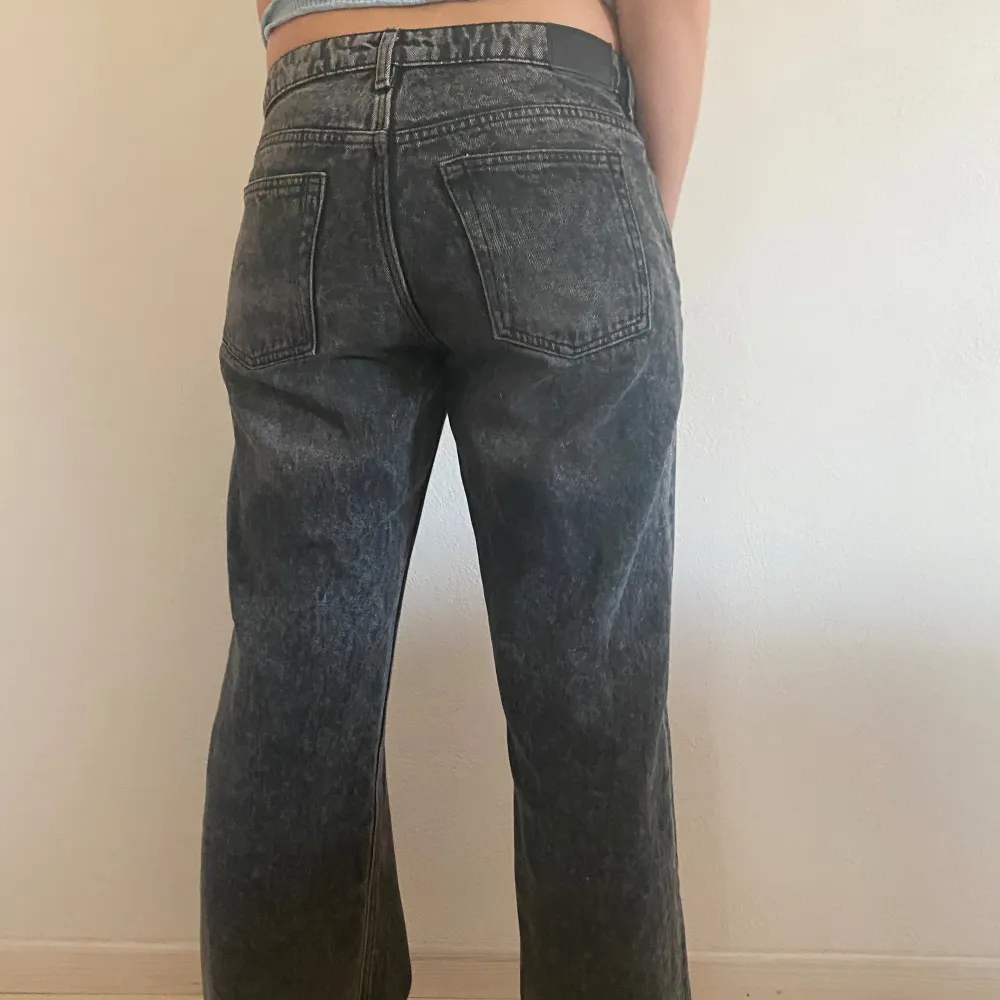 Mid waist svarta, lite gråa jeans med rak passform. Lite loose fit. Farkut & Housut.