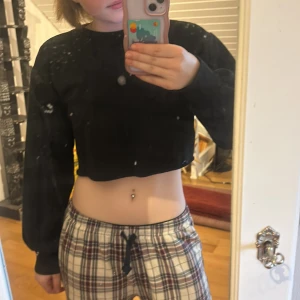 Svart magtröja - Säljer en svart magtröja med långa ärmar. Tröjan har en enkel design med ribbade muddar vid ärmslut och hals.