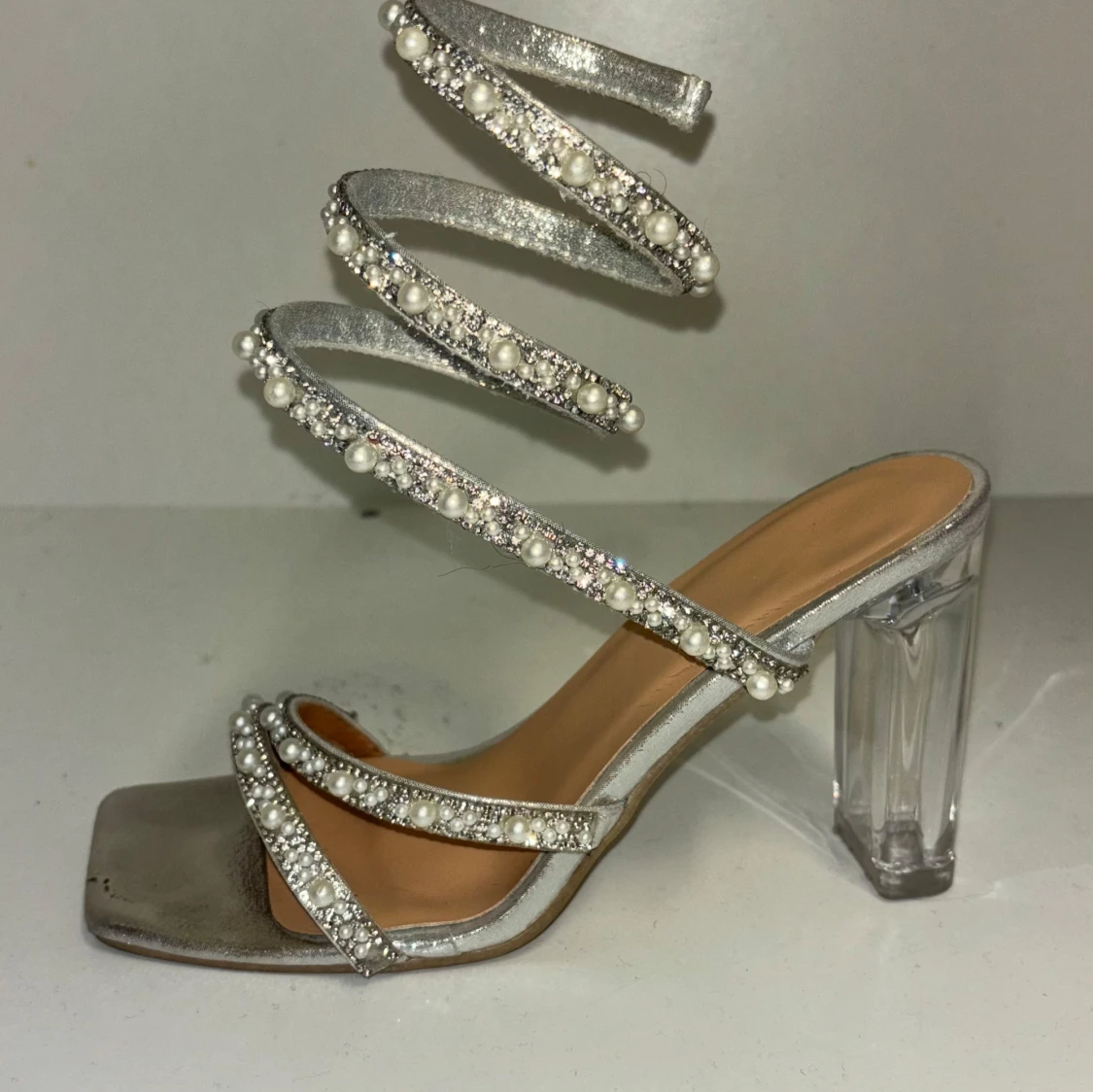 Silvriga klackskor med pärldetaljer - 3