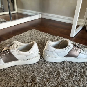Valentino open skor - Snygga Valentino skor i storlek 38,5! De är använda men fortfarande fina, bara att höra av sig vid frågor eller bilder❣️