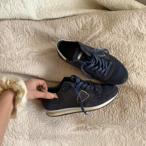 Philippe model sneakers - Snygga mörkblå sneakers från Philippe model med mockadetaljer och snörning. Storlek 39 🌺