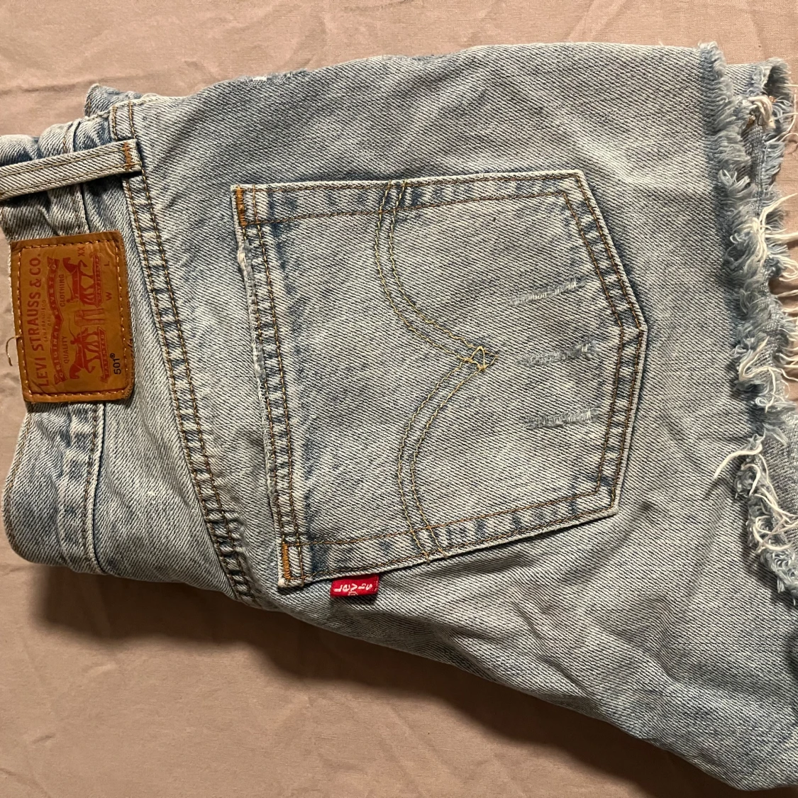 Ljusblåa levis shorts - 2