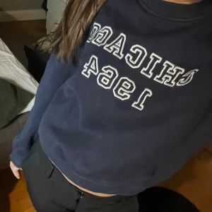 Mörkblå sweatshirt med tryck - Säljer en mörkblå sweatshirt från Zara. Tröjan har långa ärmar och en rund halsringning. Perfekt för en avslappnad stil.