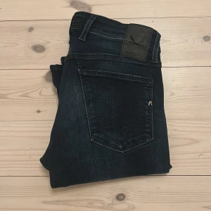 Replay anbass hyperflex - Säljes ett par mörka Replay Anbass hyperflex i bra skick. Storlek 28W 32L