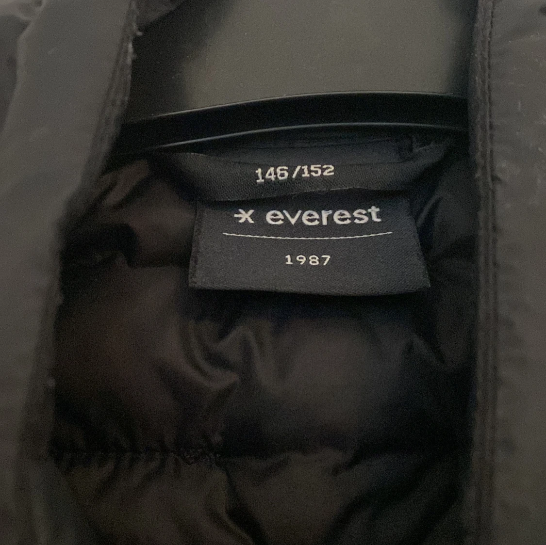Svart dunväst från Everest - 2