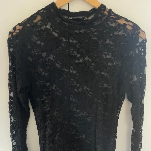Spetsblus från Gina Tricot - Svart spets tröja från Gina med långa ärmar. Jätte fin, storlek L 🤗