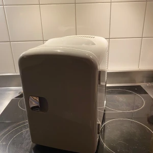 Minikyl och uppvärmare - Denna minikyl är i väldigt bra skick och funkar exakt som den ska👍. Men den har också funktionen att värma upp istället för att kyla ner. Perfekt att ha inne på rummet eller som en dryckskyl i köket.  Om du har några frågor eller funderingar tveka inte på att skriva💬💬. Priset kan diskuteras!!   Men ni kan köpa den på min vinted för att fraktpaketen här på Plick är för små för denna lilla kyl. Vinted: ruben797