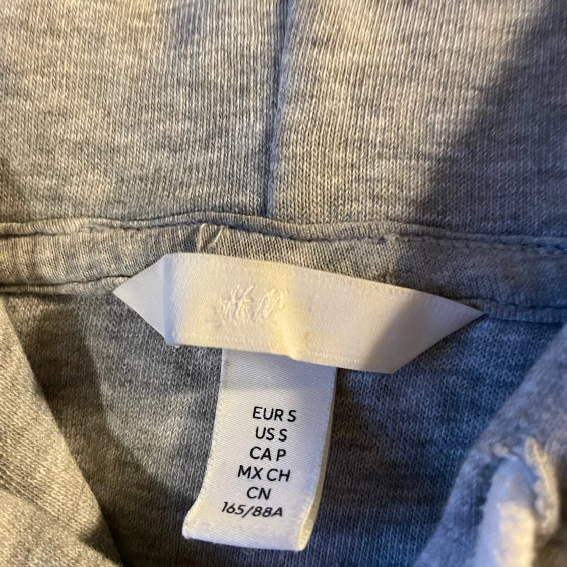 Grå hoodie från H&M - 1