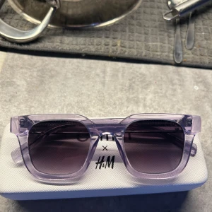 Lila solglasögon från CHIMI x H&M - Snygga lila solglasögon från CHIMI x H&M med en modern design. De har en transparent lila båge och mörka linser som ger ett coolt uttryck. Perfekta för soliga dagar och en stilren look. Mvh Edvin