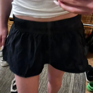 Minikjol - En jättesöt svart minikjol som jag sytt om från en maxikjol. Jag är ingen professionell men tycker ändå att det blev sytt bra (kan skicka bild vid önskan). Ser nästan ny ut. Storlek XS-XXS men kanske hade passat en S bara att den blir tajt i midjan. Pris går alltid att diskutera