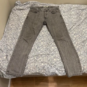 Woodbird jeans - Strl 33W 32 L. Väldigt bra skick då jag använt dom mindre än 10 tillfällen. Tvättat 1 gång på 30 grader. Passform: lite loose