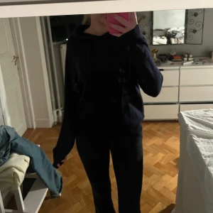 Mörkblå Kashmir hoodie  - Säljer en mörkblå hoodie från ST clothing. Den har en klassisk design med huva och långa ärmar. Perfekt för en avslappnad stil och i skolan! Tröjan är i kashmir och har inga defekter. Använder sparsamt❤️