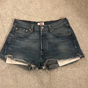 Blå jeansshorts från Levi's - Säljer ett par klassiska blå jeansshorts från Levi's modell 501. 