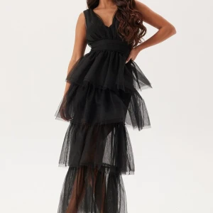 Svart långklänning med volanger - En fin svart balklänning som aldrig är använd med lappen kvar, säljer pågrund av att jag har två balklänningar och jag ska ha min andra. 