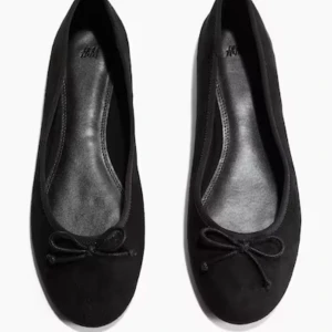 Svarta ballerinaskor från H&M - Svarta ballerina skor från H&M. Storlek 37. Lite stora på mig som vanligtvis använder storlek 37-38 på skor. Använda en gång under en fotografering utomhus.