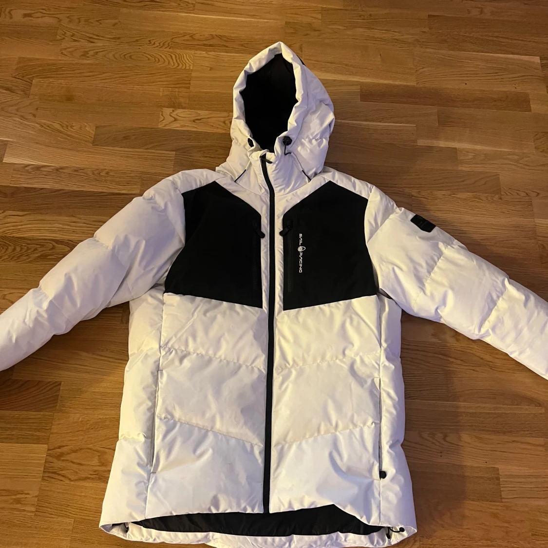 Vit och svart dunjacka från Sail Racing - 4