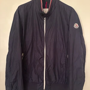 Moncler windbreaker - Moncler Albert windbreaker. Storlek 3 / L. Mycket fint skick 9/10. Pris 2190kr.