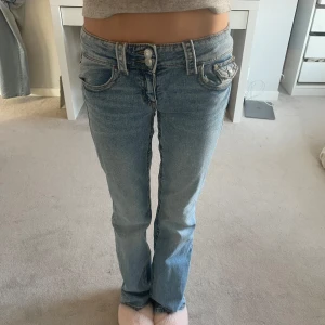 Blå jeans med låg midja - Jättesnygga blå jeans med låg midja och bootcut-stil. 