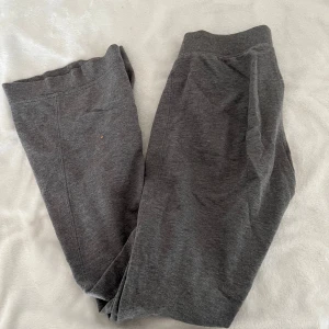 Grå mjukisbyxor - Säljer ett par grå mjukisbyxor i bomull. Byxorna har en elastisk midja och en bakficka. Perfekta för en avslappnad dag hemma eller på språng.