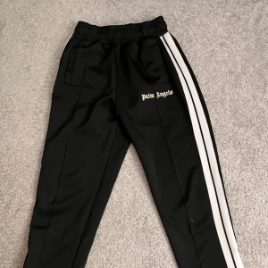 Palm Angels byxor - Säljer dessa, snygga svarta byxor från Palm Angels. Sitter perfekt och är nästintill nya✅ kan gå ner i pris vid snabb affär 