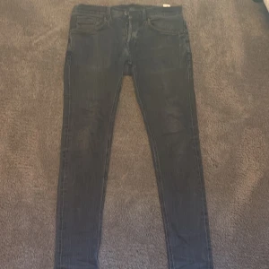 Mörkblå jeansbyxor - Snygga mörkblå Dondup George jeansbyxor med en bra passform. De har en klassisk femficksdesign och är tillverkade i ett stretchigt material för extra komfort. Perfekta för en stilren look. Det är stolek 34 men dem är jätte små i storleken 