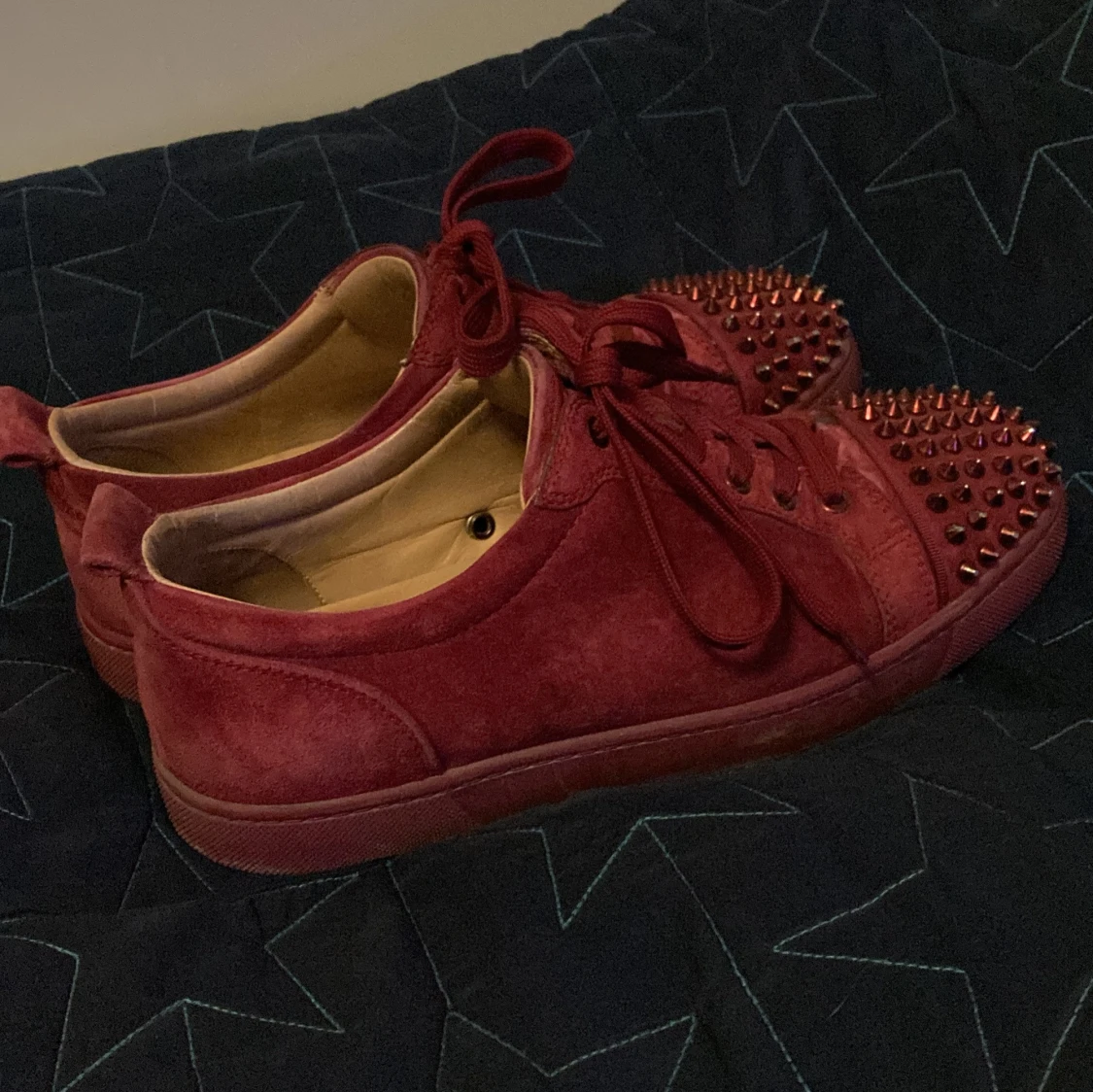 Vinröda Louboutins - 1