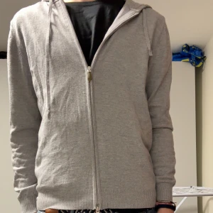 Stenströms zip - Säljer min merino zip hoodie från stenströms. Köpte den för ett tag sen från NK för ungefär 2000kr mitt pris 999kr. Den har inga defekter och har blivit väl omhändertagen. Jag är runt 185 och väger 70kg och passar mig bra. Skriv om ni har några frågor😀