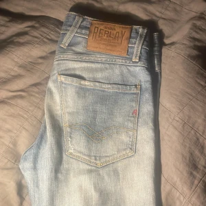 Ljusa jeans från Replay - Säljer ett par ljusa jeans från Replay med slitna detaljer och patchar. För ett mega bra pris🌟🌟 dom hår kostar 1900 nya och jag säljer dom för ändats 400