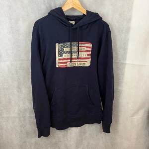 Ralph Lauren hoodie - Riktigt soft vintage hoodie av Ralph Lauren. Väldigt fint skick, storlek M och modellen är 185.
