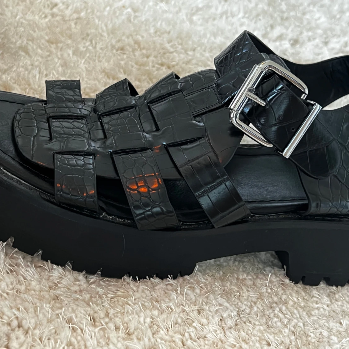 Svarta sandaler med spänne - 4