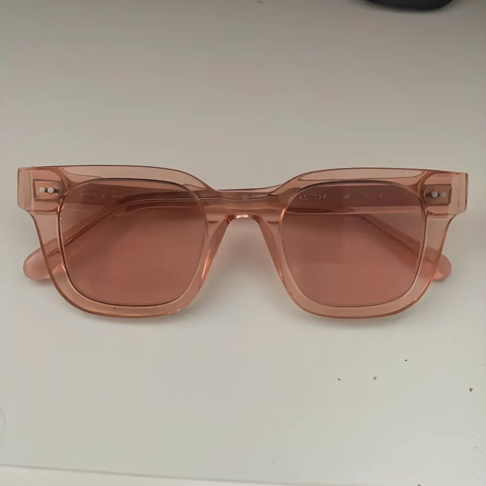 Snygga rosa/guld solglasögon från Chimi 04. Perfekta för soliga dagar och ger en stilren look. Designade i Stockholm☀️. Asusteet.