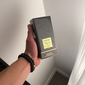 Tom Ford Tobacco Vanille Eau de Parfum - Exklusiv HELT oöppnad parfym från Tom Ford med en rik och varm doft av tobak och vanilj. Parfymen kommer räcka dig ett väldigt bra tag med sina 100ML! En av mina absolut favoriter som jag nu delar med mig från min kollektion som jag nu säljer för ett top top pris🙌🫱🏼‍🫲🏽 Nypris kostar denna närmare 4000. Mitt pris: 1600! Hör av er vid eventuella funderingar! 