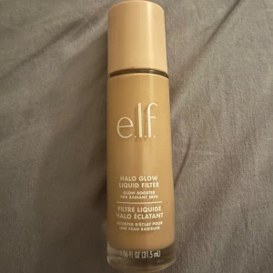 e.l.f. Halo Glow Liquid Filter - Säljer en e.l.f. Halo Glow Liquid Filter som ger en strålande och jämn hudton. Perfekt för att boosta din naturliga lyster. Kommer i en praktisk flaska med 31,5 ml innehåll. I light/ medium 