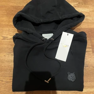Maison Kitsuné - Maison Kitsuné hoodie, inga defekter/ skador. Väldigt bra skick, köpt för 2700kr ish, säljes pga för stor, sitter som en medium.